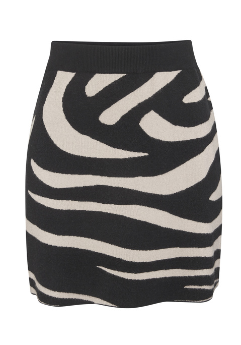 Bild: Strickrock von LASCANA: <h3>Der perfekte Strickrock für modebewusste Frauen</h3>
<p>
Der angesagte Strickrock von <strong>Lascana</strong> vereint Stil und Komfort auf einzigartige Weise. Mit einem bequemen, innen liegenden Gummibund und einer leicht ausgestellten Passform bietet dieser Minirock nicht nur eine modische Optik, sondern auch ein angenehmes Tragegefühl. Das eingestrickte Animalmuster verleiht dem Rock einen besonderen Charme und hebt ihn von anderen Modellen ab.
</p>

<h4>Details und Pflege des Strickrocks</h4>
<p>
Dieser figurumspielende Rock überzeugt durch seine weiche Beschaffenheit und den ansprechenden Materialmix. Er ist maschinenwaschbar und somit pflegeleicht, was ihn zu einem idealen Begleiter im Alltag macht. Die A-Form und das gemusterte Design setzen modische Akzente und machen ihn zum perfekten Stück für die Garderobe.
</p>

<h4>Outfit-Tipps und Anlässe für den Strickrock</h4>
<p>
Der Strickrock von <strong>Lascana</strong> lässt sich vielseitig kombinieren und eignet sich ideal für verschiedene Anlässe. Ob in der Freizeit, beim Stadtbummel oder sogar zu lässigen Anlässen im Büro, dieser Rock passt immer. Kombiniert mit einem lockeren T-Shirt und angesagten Sneakers wird ein lässiger Streetstyle kreiert. Für einen eleganteren Look kann er mit einer Bluse und Stiefeletten getragen werden. Der Rock ist somit eine hervorragende Wahl für Outdoor-Aktivitäten oder entspannte Tage zu Hause.
</p>

<p>
Mit diesem modischen Strickrock wird jeder Auftritt zum Highlight – ein Must-have für jede Garderobe!
</p>