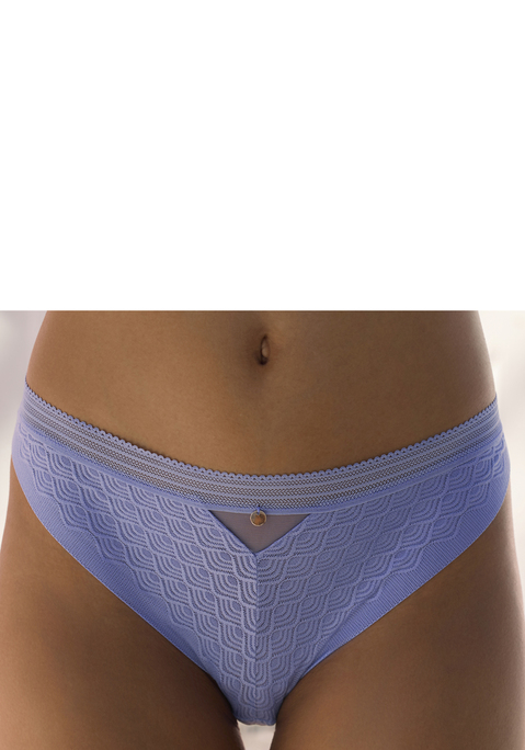 Bild: String von LASCANA: Modischer String mit kleinem Metallaccessoire vorne mittig. Aus Spitze in moderner Optik mit extraflachen Kanten. Mit eingearbeitetem Baumwollzwickel. Passende BHs aus der gleichen Serie erhältlich. Mit Liebe & Leidenschaft in Hamburg kreiert. Aus 81% Polyamid, 19% Elasthan.