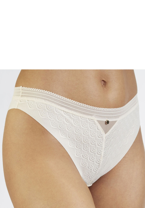Bild: String von LASCANA: Modischer String mit kleinem Metallaccessoire vorne mittig. Aus Spitze in moderner Optik mit extraflachen Kanten. Mit eingearbeitetem Baumwollzwickel. Passende BHs aus der gleichen Serie erhältlich. Mit Liebe & Leidenschaft in Hamburg kreiert. Aus 81% Polyamid, 19% Elasthan.