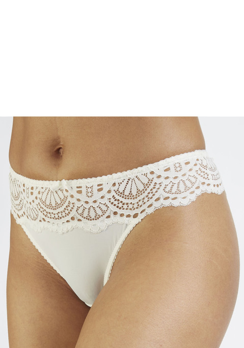 Bild: String von LASCANA: Der String von Lascana besticht mit seiner femininen, romantischen Optik. Das Bündchen aus edler Spitze ist zusammen mit der kleinen Zierschleife in der vorderen Mitte ein echter Hingucker. Das angenehm weiche Microtouch Material ermöglicht einen tollen Tragekomfort. Ein passender BH aus der gleichen Serie ist ebenfalls erhältlich. Aus 88% Polyamid, 12% Elasthan.