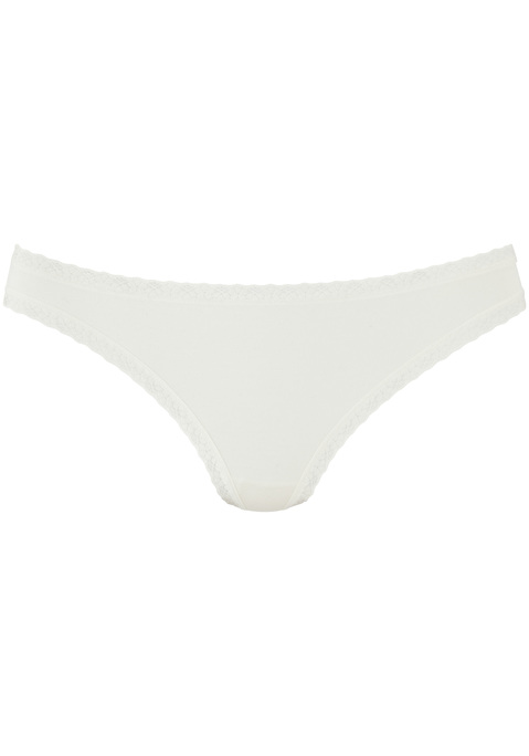 Bild: String von LASCANA: Schöner unifarbener String von Lascana im praktischen 3er-Pack. Blümchenspitze am Bund und Beinausschnitt für einen verspielten Akzent. Weiche Single-Jersey-Qualität mit Modal für ein glattes und angenehmes Tragegefühl.