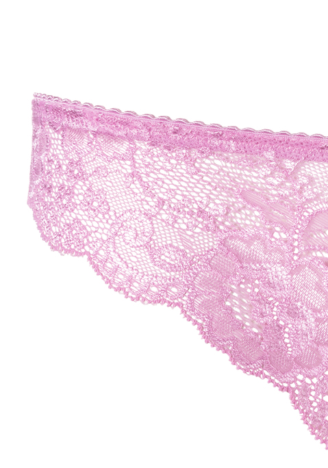 Bild: String von LASCANA: Verspielter String von Lascana aus foraler Spitze. Kleine Zierschleife in der Mitte vorn. Baumwollzwickel für viel Tragekomfort. Weiche, elastische Qualität.