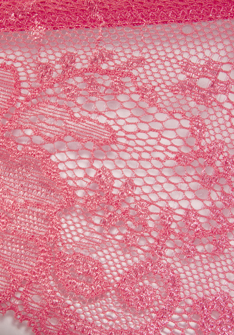 Bild: String von LASCANA: Verspielter String von Lascana aus foraler Spitze. Kleine Zierschleife in der Mitte vorn. Baumwollzwickel für viel Tragekomfort. Weiche, elastische Qualität.