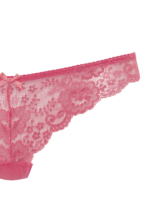 Bild: String von LASCANA: Verspielter String von Lascana aus foraler Spitze. Kleine Zierschleife in der Mitte vorn. Baumwollzwickel für viel Tragekomfort. Weiche, elastische Qualität.