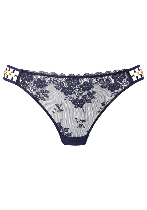 Bild: String von LASCANA: Verführerischer String mit dekorativen Ringdetails an den Seiten. Rundherum aus leicht transparenter, blumiger Spitze. Mit eingearbeitetem Baumwollzwickel. Passende BHs aus der gleichen Serie erhältlich. Mit Liebe & Leidenschaft in Hamburg kreiert. Transparente Unterwäsche. Verführerische Dessous. Verspielte Dessous. Aus 85% Polyamid, 15% Elasthan.