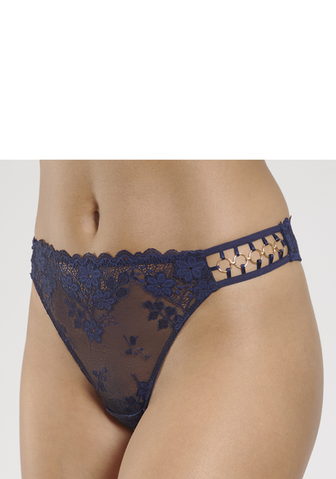 Bild: String von LASCANA: Verführerischer String mit dekorativen Ringdetails an den Seiten. Rundherum aus leicht transparenter, blumiger Spitze. Mit eingearbeitetem Baumwollzwickel. Passende BHs aus der gleichen Serie erhältlich. Mit Liebe & Leidenschaft in Hamburg kreiert. Transparente Unterwäsche. Verführerische Dessous. Verspielte Dessous. Aus 85% Polyamid, 15% Elasthan.