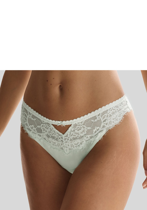 Bild: String von LASCANA: Femininer String aus floraler Spitze und edler Qualität mit hohem Seidenanteil. Mit einzigartigem Glitzeraccessoire und Zierschleife in der vorderen Mitte. Mit eingearbeitetem Baumwollzwickel. Mit passenden BHs aus der gleichen Serie erhältlich. Mit Liebe & Leidenschaft in Hamburg kreiert. Obermaterial: 56% Polyamid, 32% Seide, 12% Elasthan.