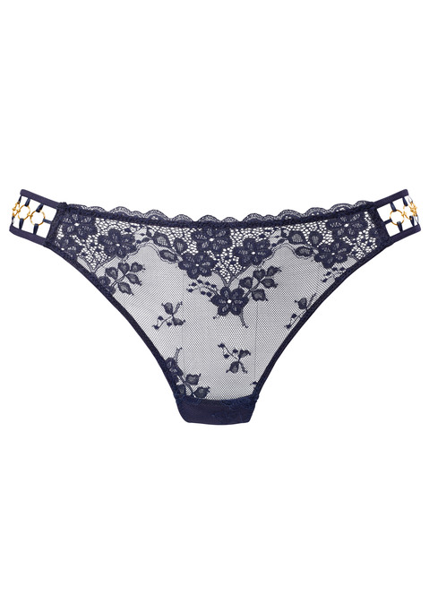 Bild: String von LASCANA: Verführerischer String mit dekorativen Ringdetails an den Seiten. Rundherum aus leicht transparenter, blumiger Spitze. Mit eingearbeitetem Baumwollzwickel. Passende BHs aus der gleichen Serie erhältlich. Mit Liebe & Leidenschaft in Hamburg kreiert. Transparente Unterwäsche. Verführerische Dessous. Verspielte Dessous. Aus 85% Polyamid, 15% Elasthan.
