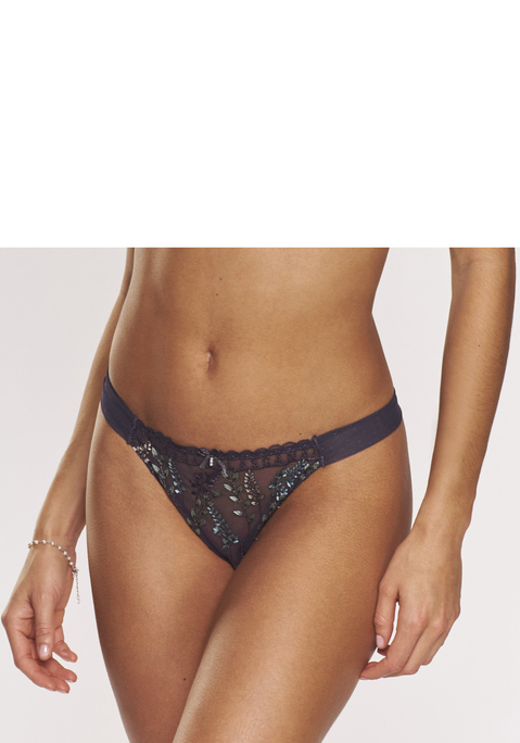 Bild: String von LASCANA: Verspielter String mit feiner Zierschleife vorne mittig. Aus dezent transparentem Mesh mit zarter, glänzender Blütenstickerei. Mit eingearbeitetem Baumwollzwickel. Passender BH aus der gleichen Serie erhältlich. Mit Liebe & Leidenschaft in Hamburg kreiert. Transparente Unterwäsche Damen. Reizwäsche. Verführerische Dessous. Spitzen-Dessous. Romantische Dessous. Verspielte Dessous. Aus 83% Polyamid, 9% Polyester, 8% Elasthan.