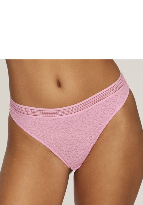 Bild: String von LASCANA: Sexy String mit modischem Bund im Streifen-Design. Aus dezent transparenter Spitze in Leo-Optik. Mit eingearbeitetem Baumwollzwickel. Passender Bralette-BH aus der gleichen Serie erhältlich. Mit Liebe & Leidenschaft in Hamburg kreiert. Obermaterial: 85% Polyamid, 15% Elasthan.