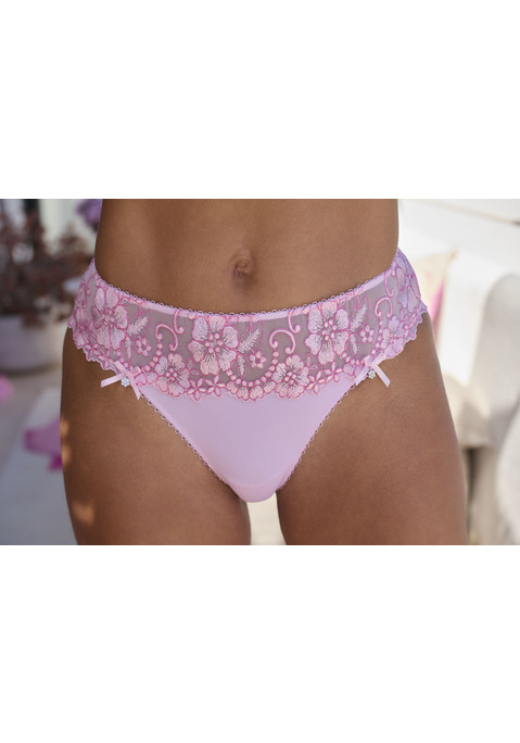 Bild: String von LASCANA: LASCANA: String mit Spitzenband rundherum. Mit Baumwollzwickel. Dessous aus 80% Polyamid, 12% Polyester, 8% Elasthan.