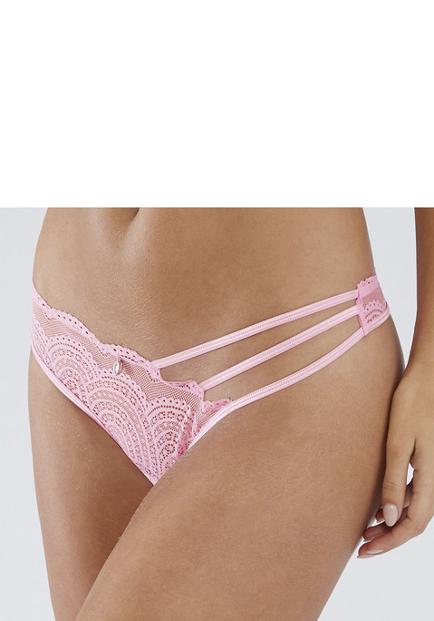 Bild: String von LASCANA: Femininer String aus dezent transparenter Spitze. Verführerische Bänder-Optik an der Seite. Mit eingearbeitetem Baumwollzwickel. Passender BH aus der gleichen Serie erhältlich. Mit Liebe & Leidenschaft in Hamburg kreiert.