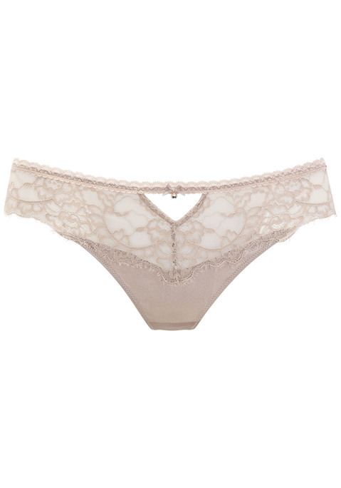 Bild: String von LASCANA: Femininer String aus floraler Spitze und edler Qualität mit hohem Seidenanteil. Mit einzigartigem Glitzeraccessoire und Zierschleife in der vorderen Mitte. Mit eingearbeitetem Baumwollzwickel. Mit passenden BHs aus der gleichen Serie erhältlich. Mit Liebe & Leidenschaft in Hamburg kreiert. Obermaterial: 56% Polyamid, 32% Seide, 12% Elasthan.