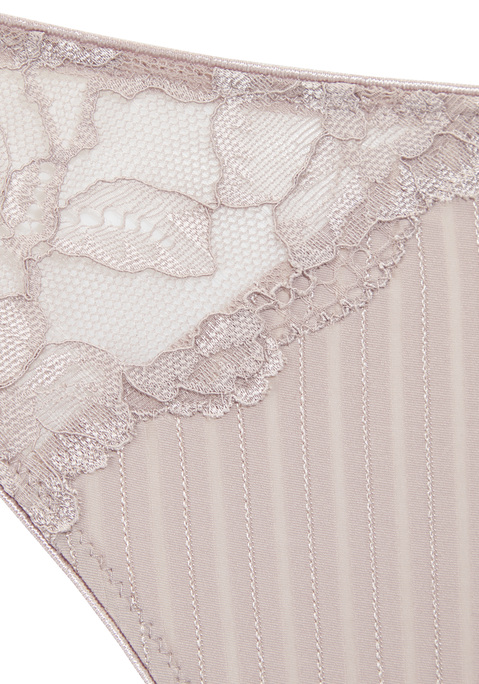 Bild: String von LASCANA: Modischer String mit feiner Zierschleife in der vorderen Mitte. Aus weichem Microtouch mit filigranem Glanzfaden & feiner, floraler Spitze. Mit eingearbeitetem Baumwollzwickel. Passende BHs erhältlich, um dein Wäsche-Set zu vervollständigen. Mit Liebe & Leidenschaft in Hamburg kreiert. Aus 86% Polyamid, 14% Elasthan.