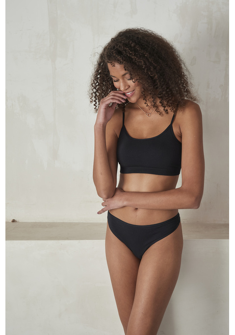 Bild: String von LASCANA: Lascana Strings im 4er-Pack. Mit flachen Einfassungen an Taillen- und Beinabschlüssen. Aus weicher Baumwoll-Elasthan-Qualität.