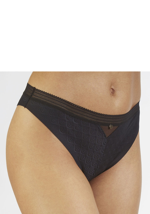 Bild: String von LASCANA: Modischer String mit kleinem Metallaccessoire vorne mittig. Aus Spitze in moderner Optik mit extraflachen Kanten. Mit eingearbeitetem Baumwollzwickel. Passende BHs aus der gleichen Serie erhältlich. Mit Liebe & Leidenschaft in Hamburg kreiert. Aus 81% Polyamid, 19% Elasthan.