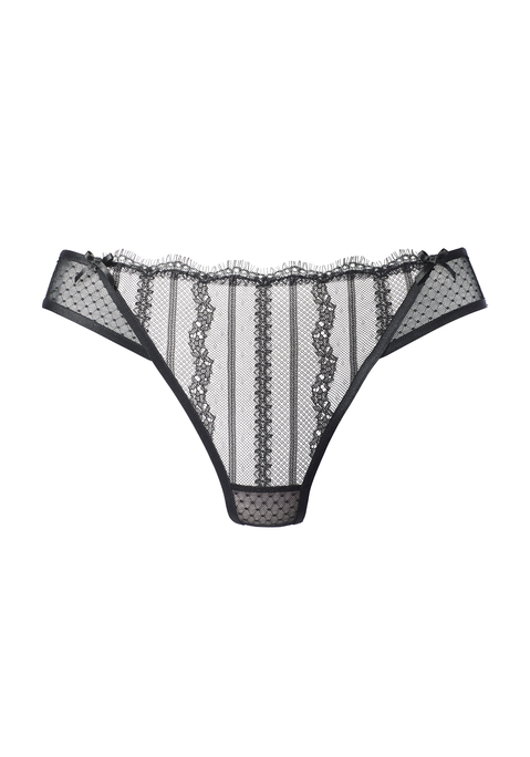 Bild: String von LASCANA: Unterlegte Spitze vorne mittig, seitlich und hinten fancy Mesh. Mit Baumwollzwickel. Aus 88% Polyamid, 12% Elasthan.