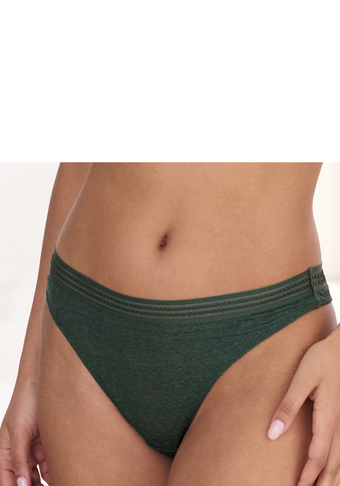 Bild: String von LASCANA: Sexy String mit modischem Bund im Streifen-Design. Aus dezent transparenter Spitze in Leo-Optik. Mit eingearbeitetem Baumwollzwickel. Passender Bralette-BH aus der gleichen Serie erhältlich. Mit Liebe & Leidenschaft in Hamburg kreiert. Obermaterial: 85% Polyamid, 15% Elasthan.