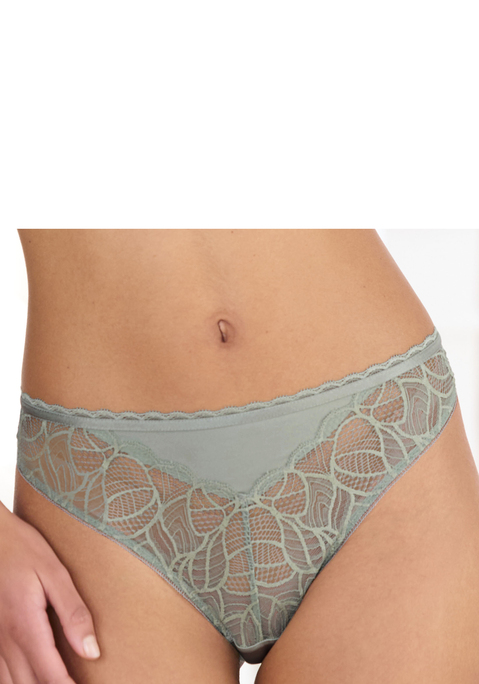 Bild: Stringpanty von LASCANA: Mit ihren romantischen Details wird die Stringpanty von Lascana zu deinem neuen Unterwäsche-Lieblingsbegleiter. Der Slip ist komplett aus transparenter Spitze gefertigt, die sich zart auf deinen Körper legt und dabei ihren femininen Charme ausspielt. Auf der Rückseite hat die Panty eine kleine Aussparung und setzt deinen Po mit diesem Akzent wundervoll in Szene. Superbequem und komfortabel wird der Slip durch den weichen Zwickel aus Baumwolle. Aus 90% Polyamid, 10% Elasthan
