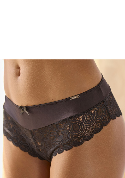 Bild: Stringpanty von LASCANA: Feminine Stringpanty mit extravaganter Spitze. Breiter, elastischer Bund mit feiner Zierschleife. Mit eingearbeiteten Baumwollzwickel. Passende BH's aus der gleichen Serie erhältlich. Mit Liebe & Leidenschaft in Hamburg kreiert. Obermaterial: 89% Polyamid, 11% Elasthan.