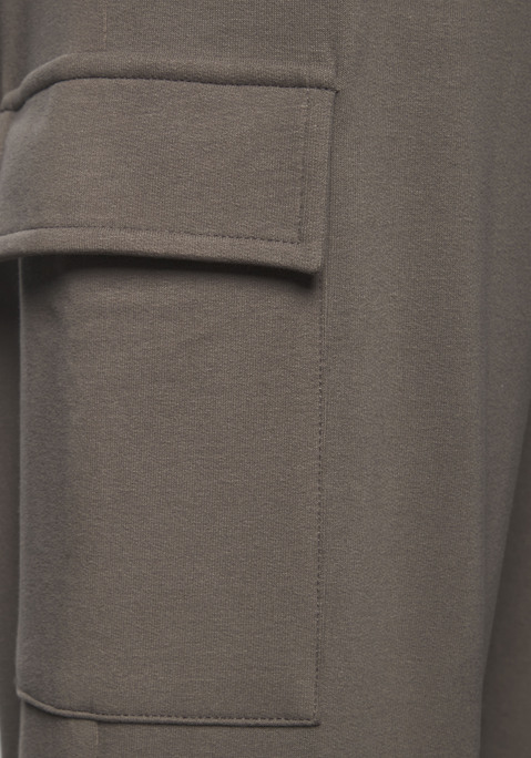 Bild: Sweathose von LASCANA: Lässige Cargo-Sweathose von Lascana. Flache Kordel im Bündchen zur individuellen Weitenregulierung, praktische Eingrifftaschen und aufgesetzte Taschen im Cargo-Look. Schmal zulaufende Passform. Vielseitig kombinierbar für entspannte Freizeitoutfits. Hochwertige Baumwollmischung.