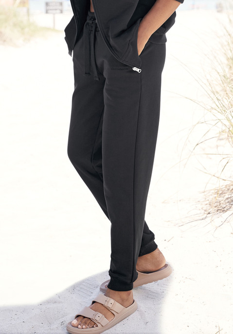 Bild: Sweathose von LASCANA: Kuschelige Homewear-Sweathose von Lascana mit Markenstickerei. Gummibund mit Kordelzug. Eingrifftaschen an den Seiten. Angesetzte Rippbündchen. Moderne Basic-Passform. Softe Baumwollqualität.