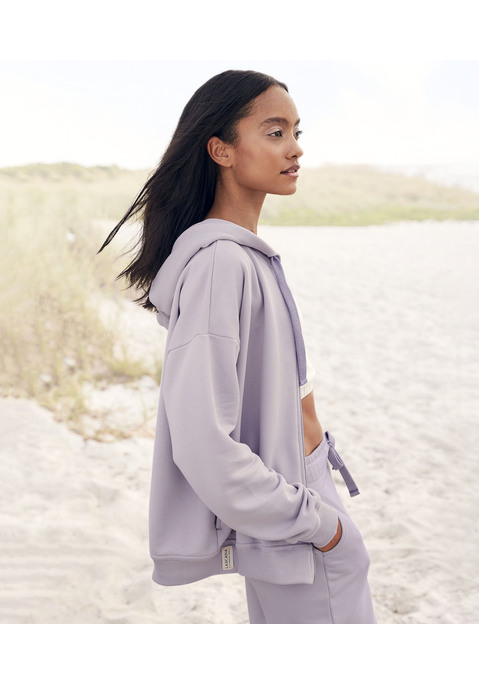 Bild: Sweatjacke von LASCANA: Homewear-Sweatjacke von Lascana. Gefütterte Kapuze mit Kordelzug. Durchgehender Reißverschluss. Tonige Markenstickerei. Angesetzte Rippbündchen. Bequeme Passform mit überschnittenen Schultern. Angenehme Baumwollqualität.