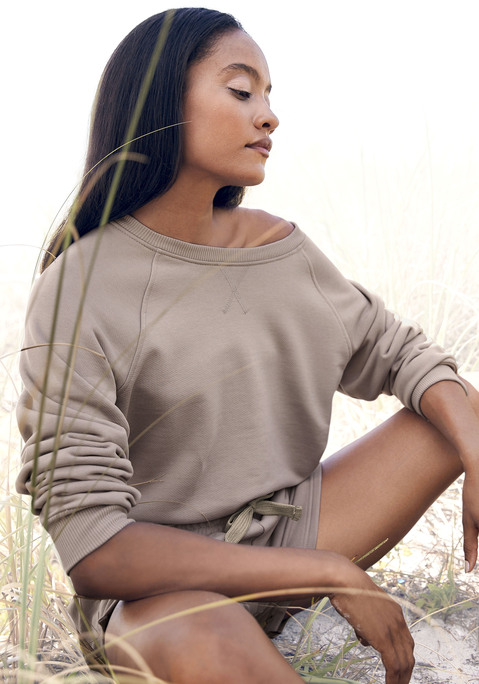 Bild: Sweatshirt von LASCANA: Homewear-Sweatshirt von Lascana mit Rundhalsausschnitt. Tonige Markenstickerei. Angesetzte Rippbündchen. Bequeme Passform mit Raglannähten. Angenehme Baumwollqualität.