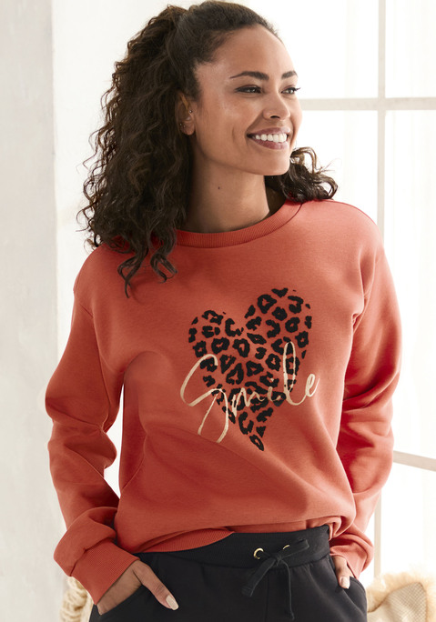 Bild: Sweatshirt von LASCANA: Sweatshirt von Lascana mit Rundhalsausschnitt. Herzförmiger Frontprint mit Inside-Leomuster. Rippbündchen an Ausschnitt, Ärmeln und Saum. Bequeme Passform mit leicht überschnittenen Schultern. Softe Baumwoll-Mix-Qualität.