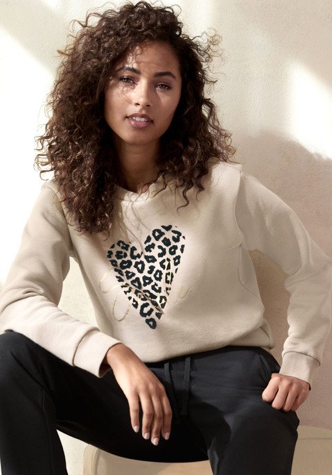 Bild: Sweatshirt von LASCANA: Sweatshirt von Lascana mit Rundhalsausschnitt. Herzförmiger Frontprint mit Inside-Leomuster. Rippbündchen an Ausschnitt, Ärmeln und Saum. Bequeme Passform mit leicht überschnittenen Schultern. Softe Baumwoll-Mix-Qualität.