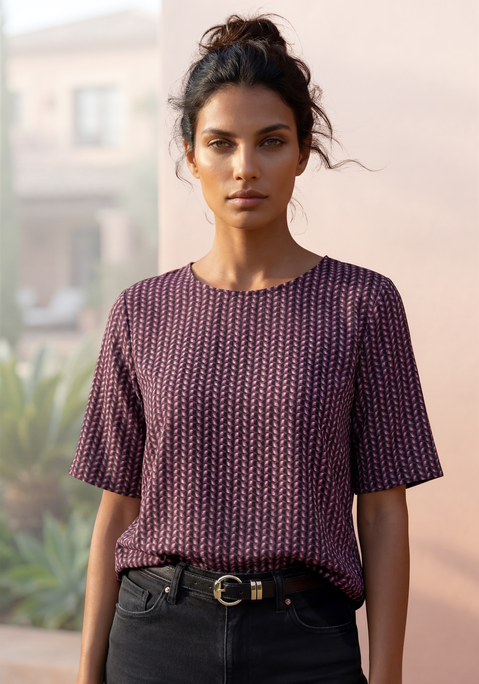 Bild: T-Shirt von LASCANA: T-Shirt von Lascana mit modischem Alloverprint. Rundhalsausschnitt mit kleinem Cut-out und Knopfdetail hinten. Passt gut zu Hosen und  Röcken und ist vielseitig kombinierbar für Alltag und Freizeit. Weich fließende Viskose.