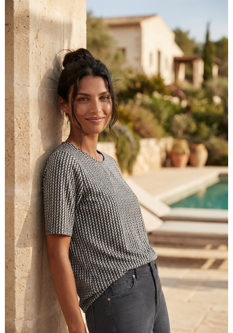 Bild: T-Shirt von LASCANA: T-Shirt von Lascana mit modischem Alloverprint. Rundhalsausschnitt mit kleinem Cut-out und Knopfdetail hinten. Passt gut zu Hosen und  Röcken und ist vielseitig kombinierbar für Alltag und Freizeit. Weich fließende Viskose.