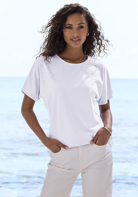 Bild: T-Shirt von LASCANA: T-Shirt von Lascana mit glitzernden Schmucksteinen auf der Vorderseite. Rundhalsausschnitt mit dezenter Blende. Überschnittene Schultern für eine moderne Silhouette. Locker fallende Passform. Vielseitig kombinierbar. Hochwertige Qualität.