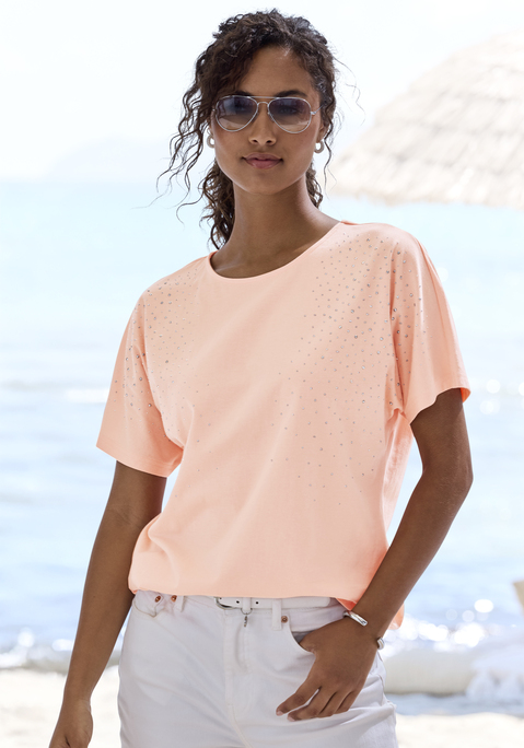 Bild: T-Shirt von LASCANA: T-Shirt von Lascana mit glitzernden Schmucksteinen auf der Vorderseite. Rundhalsausschnitt mit dezenter Blende. Überschnittene Schultern für eine moderne Silhouette. Locker fallende Passform. Vielseitig kombinierbar. Hochwertige Qualität.