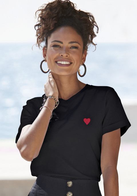 Bild: T-Shirt von LASCANA: Süßes Shirt von Lascana mit farblich abgesetzter Herz-Stickerei vorn. Rundhalsausschnitt, kurze Ärmel und gerader Saumverlauf. Vielseitig zu stylen. Baumwolljersey mit weichem Griff.