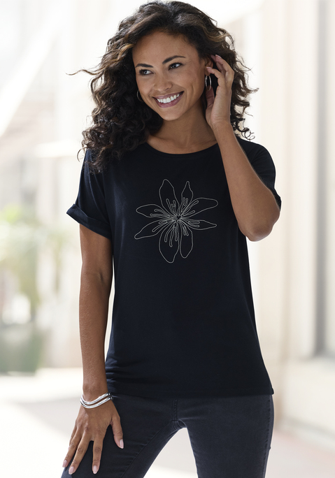 Bild: T-Shirt von LASCANA: Elegantes T-Shirt von Lascana mit appliziertem Blumen-Design. Überschnittene Schultern und fixierter Ärmelumschlag. Feminine und umspielende Passform, ideal für Casual- und Sommermode. Aus weicher, elastischer Viskosemischung.