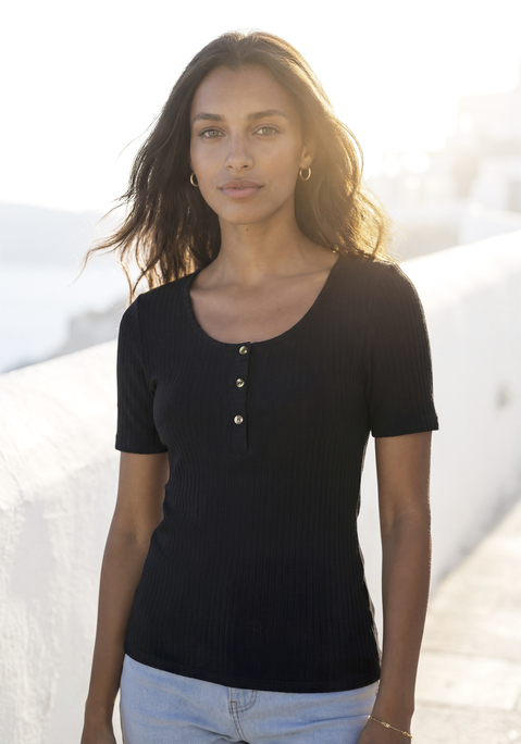 Bild: T-Shirt von LASCANA: Kurzärmliges Shirt mit geradem Saum von Lascana. Mit kleiner Knopfleiste und Knöpfen in Horn-Optik. Perfekt für Urlaub und Freizeit. Elastische Ripp-Qualität aus feiner Viskose.