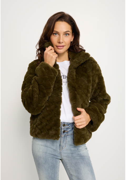 Bild: Fellimitatjacke von LASCANA: Kuschelige Kurzjacke aus Teddyplüsch von Lascana. Mit Stehkragen und kleinen Häkchen als Verschluss. Gerader Saum. Trageangenehme Qualität.