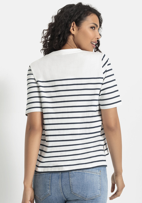 Bild: T-Shirt von LASCANA: Legeres Shirt von Lascana mit Streifenmuster. Kontrastfarbene Stickerei auf der Brust. Saum hinten länger geschnitten. Aus reiner Baumwolle.