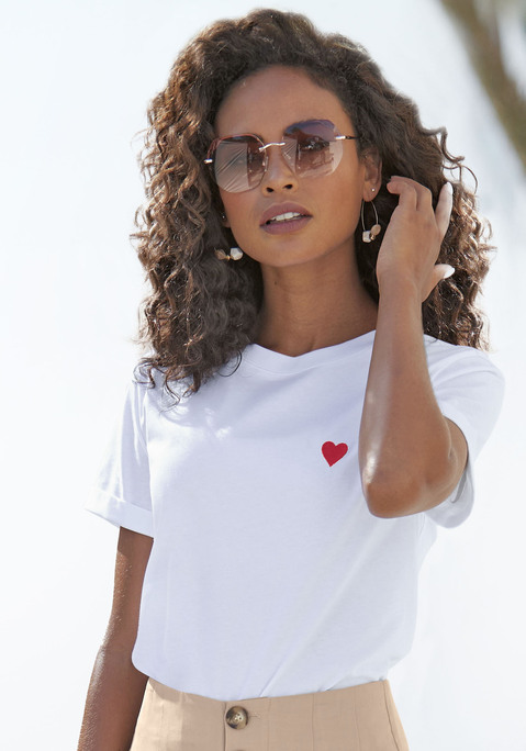 Bild: T-Shirt von LASCANA: Süßes Shirt von Lascana mit farblich abgesetzter Herz-Stickerei vorn. Rundhalsausschnitt, kurze Ärmel und gerader Saumverlauf. Vielseitig zu stylen. Baumwolljersey mit weichem Griff.