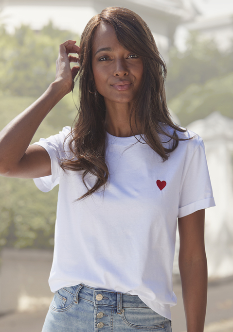 Bild: T-Shirt von LASCANA: Süßes Shirt von Lascana mit farblich abgesetzter Herz-Stickerei vorn. Rundhalsausschnitt, kurze Ärmel und gerader Saumverlauf. Vielseitig zu stylen. Baumwolljersey mit weichem Griff.