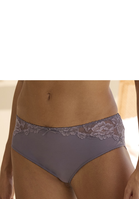 Bild: Tanga von LASCANA: Lascana Slip aus der Wäsche-Serie "Vittoria"  mit Spitzeneinsatz aus hochwertiger Microtouch-Qualität. Der Slip verfügt über eine kleine Zierschleife in der vorderen Mitte sowie einen eingearbeiteten Baumwollzwickel. Außerdem ist ein passender Schalen-BH verfügbar. Aus 90% Polyamid, 10% Elasthan.