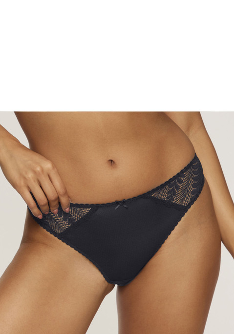 Bild: Tanga von LASCANA: Femininer Tanga in abdeckender Schnittform und Zierschleife. Hinten und an den Seiten aus dezent transparenter Spitze. Mit eingearbeitetem Baumwollzwickel. Passender BH aus der gleichen Serie erhältlich. Mit Liebe & Leidenschaft in Hamburg kreiert. Obermaterial: 87% Polyamid, 13% Elasthan.