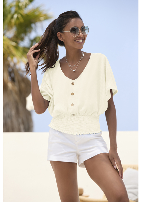 Bild: V-Shirt von LASCANA: Shirt von LASCANA mit breitem Smokeinsatz am Saum. Vorn mit Zierknöpfen in Holzoptik. Kurze, überschnittene Ärmel. Länge ca. 54 cm. Aus 98% Polyester, 2% Elasthan.