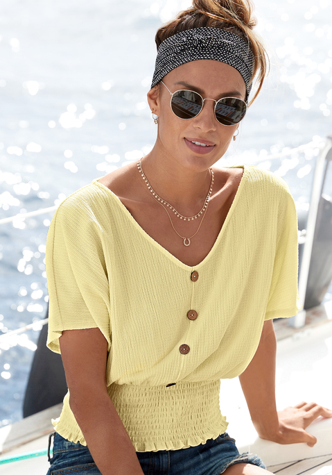 V-Shirt von LASCANA in pastellgelb