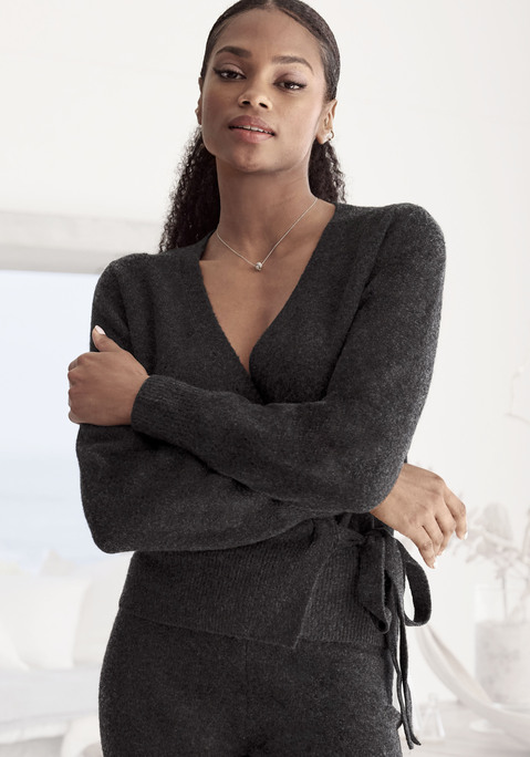 Bild: Wickelstrickjacke von LASCANA: Kuschelige Wickelstrickjacke von Lascana. V-Ausschnitt und lange Ärmel. Breite Rippbündchen. Toll zu Strickhosen. Weiche, sanfte Qualität.