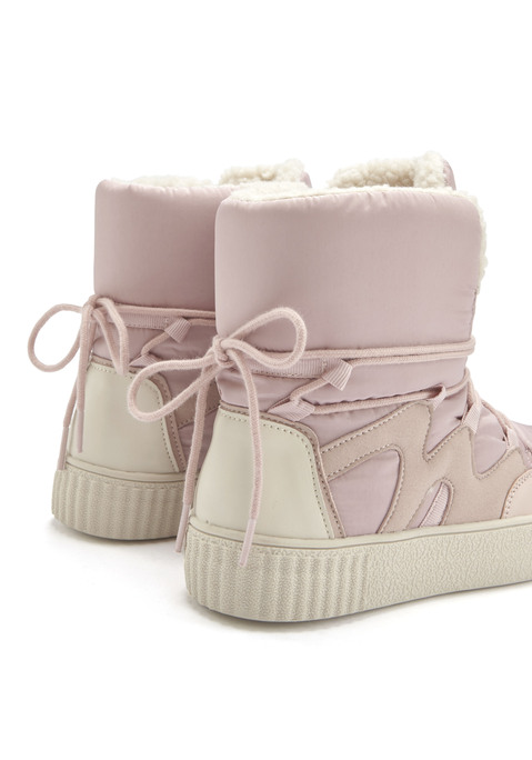 Bild: Winterboots von LASCANA: Boots mit Textil VEGAN von LASCANA. Obermaterial aus Lederimitat und Textil. Futter und Decksohle aus Textil. Laufsohle aus Synthetik.