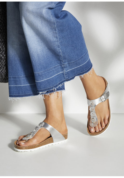 Bild: Zehentrenner von LASCANA: Zehentrenner mit Dekoration und Korkfußbett von LASCANA. Obermaterial aus Lederimitat. Futter aus Textil. Decksohle aus Rindsleder. Laufsohle aus Synthetik.