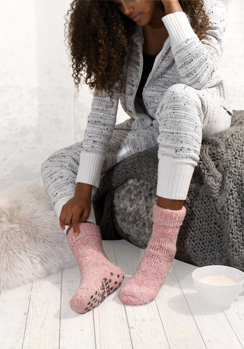 Bild: ABS-Socken von Lavana: Stricksocken für warme Füße im Winter. Mit rutschhemmenden Noppen unter der Sohle. Aus 45% Wolle, 20% Polyester, 15% Polyacryl, 10% Polyamid, 10% sonstige Fasern.