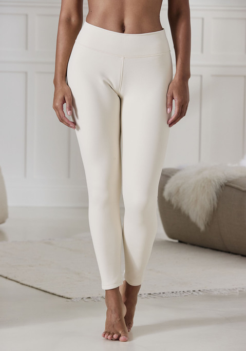 Bild: Thermoleggings von Lavana: Weich gefütterte Thermo-Leggings von Lavana. Hoch geschnitten und kniebeugenfest. Ideal für kältere Tage. Strapazierfähiges 4-Wege-Stretchmaterial.
